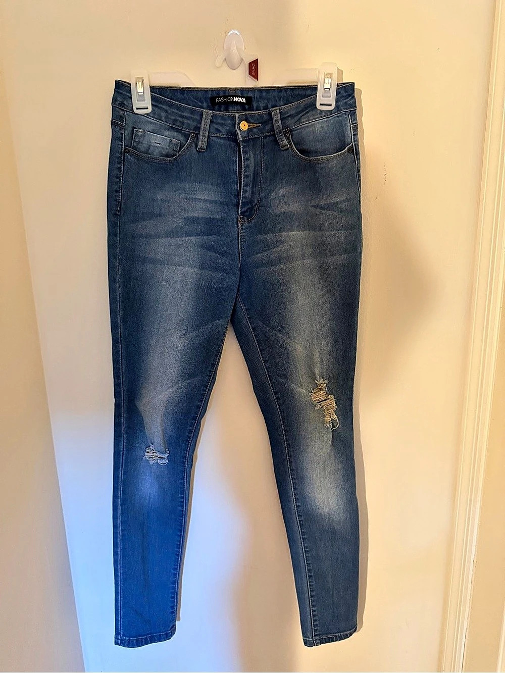Distressed Skinny Jeans in Blue Size 7